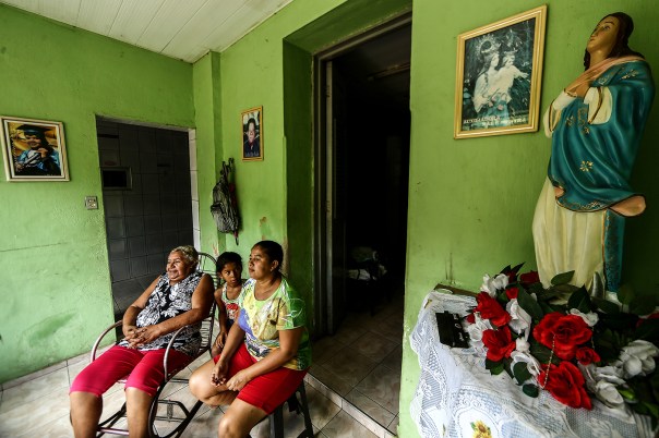 WJQUINZE61 - CE - 21/08/2015 - SECA 100 ANOS/QUINZE - ESPECIAL PARA CIDADES OE - Cem anos depois da grande seca que assolou o sertão central do Ceará e inspirou o livro O Quinze, de Rachel de Queiroz, a região enfrenta outro grave período de falta de chuva pelo terceiro ano seguido. A reportagem refaz o trajeto da família fictícia criada pela escritora, formada por Chico Bento, Cordulina e cinco filhos, entre Quixadá e Fortaleza. Muita famílias ainda sofrem com a falta de água e não conseguiram produzir milhoe e feijão, os produtos da região. Na foto, Maria de Carvalho Félix, de 69 anos, a filha Alexandra Carvalho Félix, de 38, e a neta Ana Clara, de 8, vivem em frente à antiga estação de trem de Baturité, hoje transformada em museu. Foto: WILTON JUNIOR/ESTADÃO