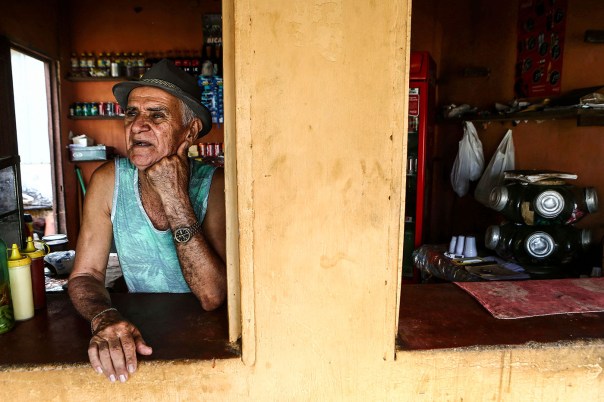 CORRECAO DE LEGENDAFORTALEZA1 - CE - 18/08/2015 - SECA 100 ANOS/QUINZE - ESPECIAL PARA CIDADES OE - Cem anos depois da grande seca que assolou o sert„o central do Cear· e inspirou o livro O Quinze, de Rachel de Queiroz, a regi„o enfrenta outro grave perÌodo de falta de chuva pelo terceiro ano seguido. A reportagem refaz o trajeto da famÌlia fictÌcia criada pela escritora, formada por Chico Bento, Cordulna e cinco filhos, entre Quixad· e Fortaleza. Muita famÌlias ainda sofrem com a falta de ·gua e n„o conseguiram produzir milhoe e feij„o, os produtos da regi„o. Na foto, O comerciante Francisco Lopes da Silva, de 70 anos, ex-funcion·rio da Rede Ferrovi·ria, que Mora e tem um pequeno bar em frente ‡ antiga estaÁ„o do Matadouro, onde, no livro, Chico Bento e a famÌlia desembarcaram do trem quando chegaram em Fortaleza. Foto: WILTON JUNIOR/ESTAD√O